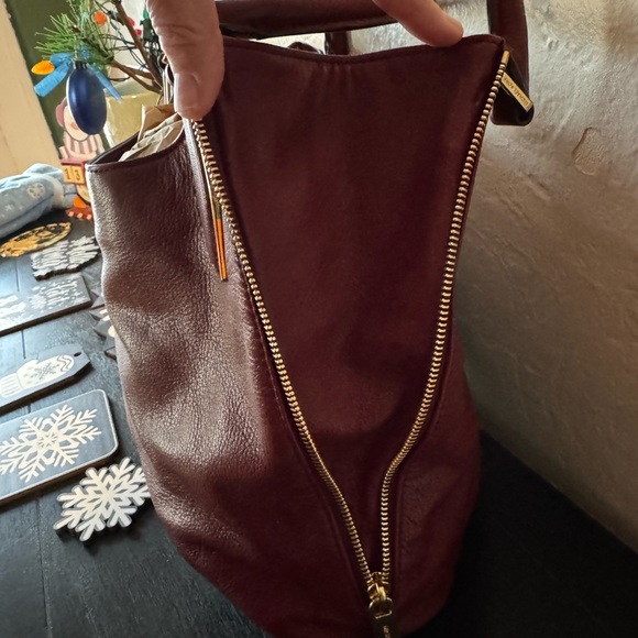 EUC Michael Kors Vanessa medium leather shoulder tote bag in a burgundy - Picture 12 of 17